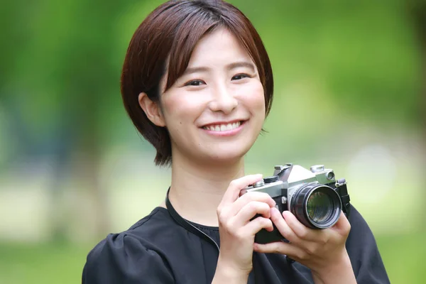 Porträt Einer Asiatischen Frau Fotografiert Park — Stockfoto