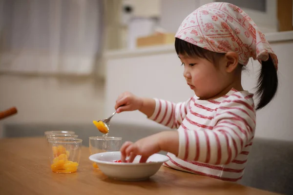 Petite Fille Japonaise Cuisine Sur Cuisine — Photo