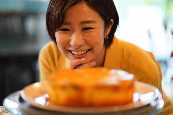 Портрет Молодой Азиатки Выбирающей Торт — стоковое фото