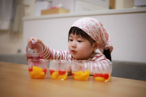 Malá Japonská Dívka Vaření Kuchyni — Stock fotografie