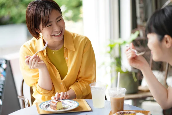 Feliz Japonés Mujeres Disfrutando Café Fresco Con Pastel Mañana — Foto de Stock
