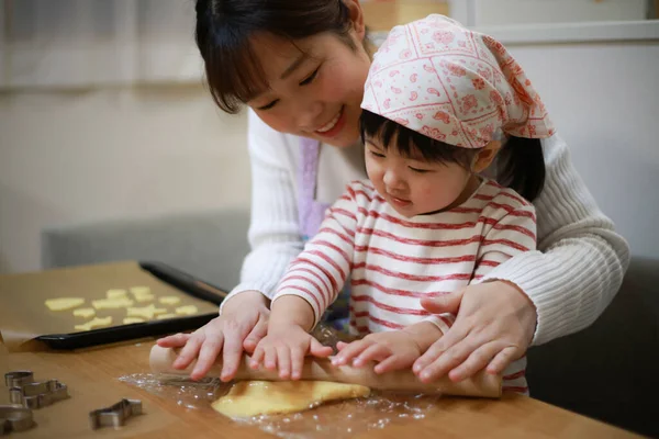 Malá Dívka Vaření Cookies Svou Matkou Kuchyni — Stock fotografie