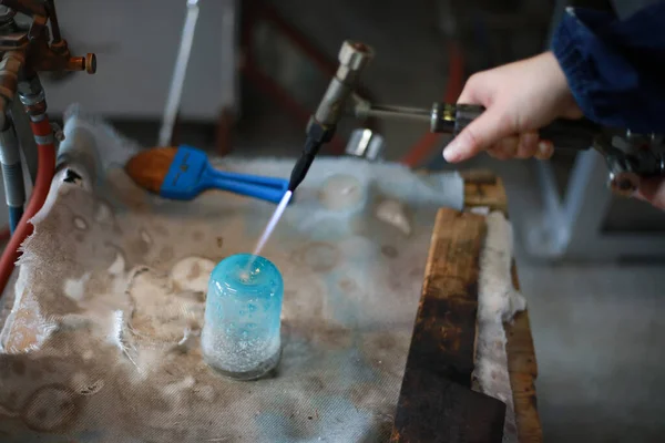 Μια Γυναίκα Που Φτιάχνει Ένα Γυάλινο Δοχείο Φυσητό Γυαλί — Φωτογραφία Αρχείου