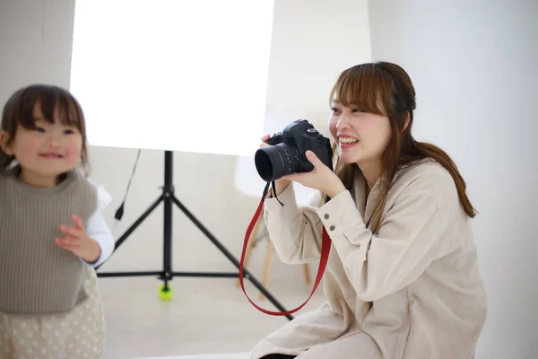 Vrouwelijke Fotograaf Werkt Studio Met Een Klein Meisje — Stockfoto