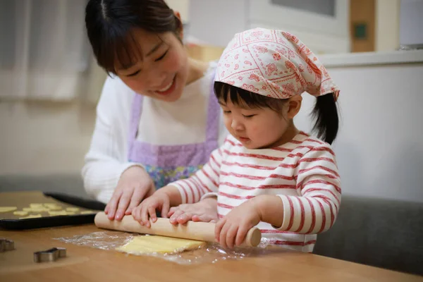 Küçük Kız Annesiyle Mutfakta Kurabiye Pişiriyor — Stok fotoğraf