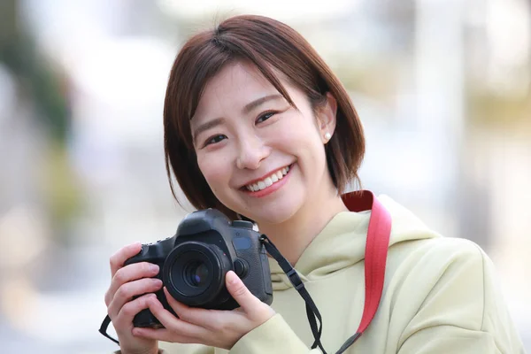 Porträt Der Schönen Asiatischen Frau Mit Der Kamera — Stockfoto