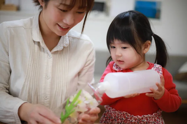 Boldog Ázsiai Anya Lánya Játszik Hogy Otthoni Dekoráció Együtt — Stock Fotó