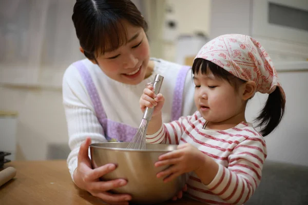 Vacker Asiatisk Mamma Matlagning Med Sin Lilla Dotter Köket — Stockfoto