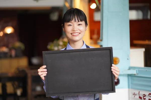 Porträtt Ung Vacker Asiatisk Kvinna Som Håller Tom Tavla Restaurang — Stockfoto