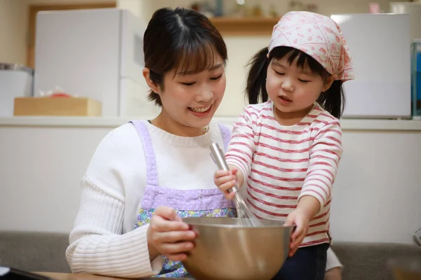Азиатская Мать Готовила Маленькой Дочкой Кухне — стоковое фото