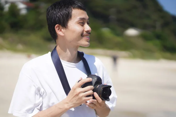 Ung Man Med Kamera Stranden — Stockfoto