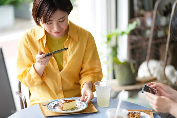 Glada Japanska Kvinnor Njuter Färskt Kaffe Med Tårta Morgonen — Stockfoto