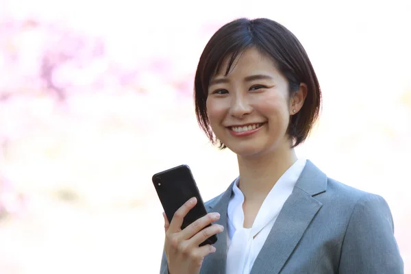 Piękny Azji Bizneswoman Dzierżący Smartfon Park — Zdjęcie stockowe