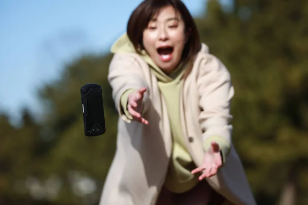 Uma Mulher Que Está Prestes Largar Seu Smartphone — Fotografia de Stock