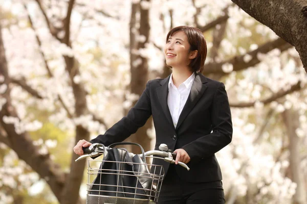 Retrato Asiático Empresária Com Bicicleta Parque — Fotografia de Stock