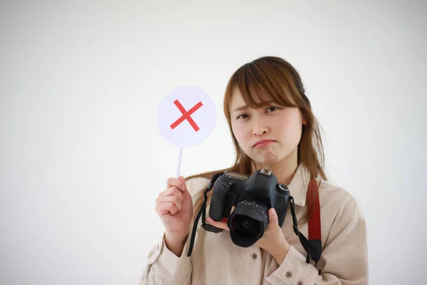 Młoda Kobieta Aparatem Fotograficznym Symbolem Czerwonego Krzyża Białym Tle — Zdjęcie stockowe