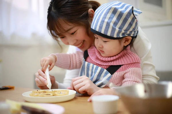 Menina Cozinhar Com Sua Mãe Cozinha — Fotografia de Stock