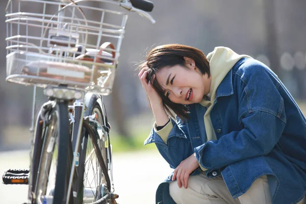 Mujer Con Una Bicicleta Rota — Foto de Stock