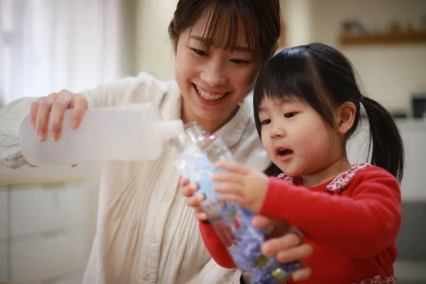 Boldog Ázsiai Anya Lánya Játszik Hogy Otthoni Dekoráció Együtt — Stock Fotó