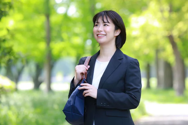 Ung Asiatisk Affärskvinna Poserar Parken — Stockfoto