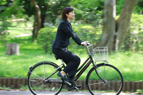 Bela Ásia Empresária Bicicleta Livre — Fotografia de Stock