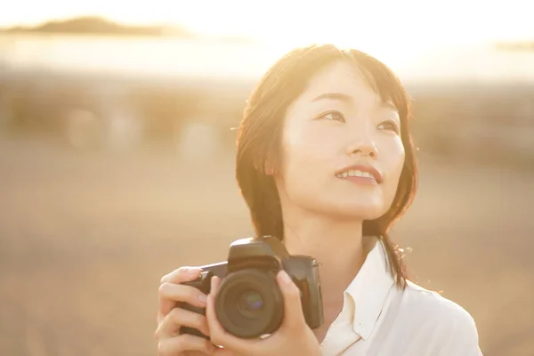 Belle Femme Avec Caméra Prenant Des Photos Dans Parc — Photo