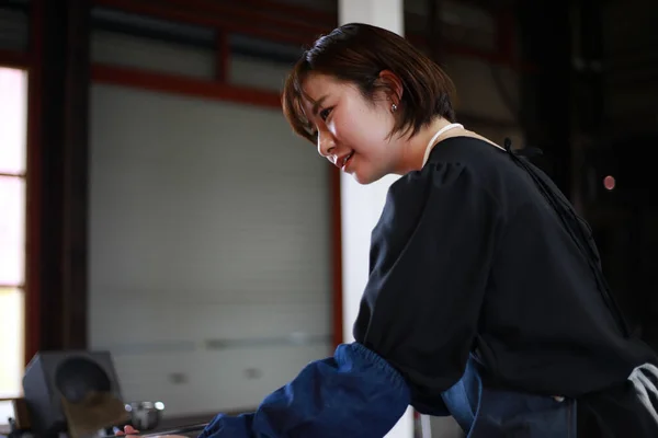 Una Mujer Haciendo Recipiente Vidrio Vidrio Soplado — Foto de Stock