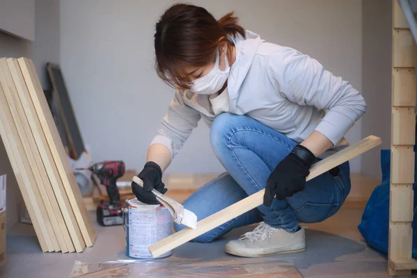 漂亮的日本女人打扫和修理房子 — 图库照片