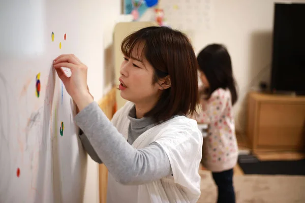 Trastornado Asiático Madre Buscando Pintado Pared — Foto de Stock