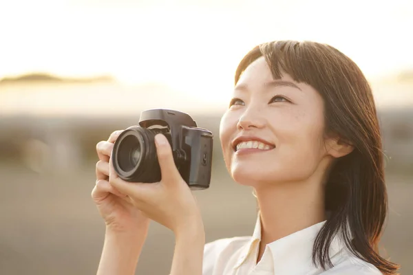 Hermosa Mujer Con Cámara Tomando Fotos Parque —  Fotos de Stock