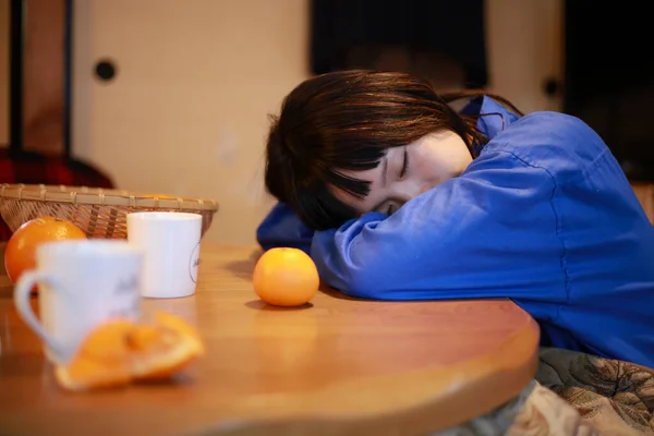Uma Mulher Dormindo Kotatsu — Fotografia de Stock