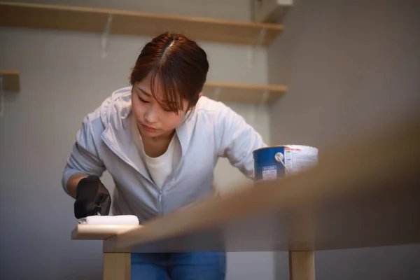 Όμορφη Ιαπωνική Γυναίκα Καθαρισμού Και Επισκευής Σπίτι — Φωτογραφία Αρχείου