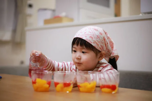 Malá Japonská Dívka Vaření Kuchyni — Stock fotografie