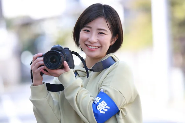 Schöne Frau Mit Kamera Beim Fotografieren Park — Stockfoto