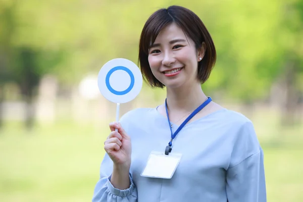 Jeune Femme Montrant Rond Signe Bleu Dans Parc — Photo