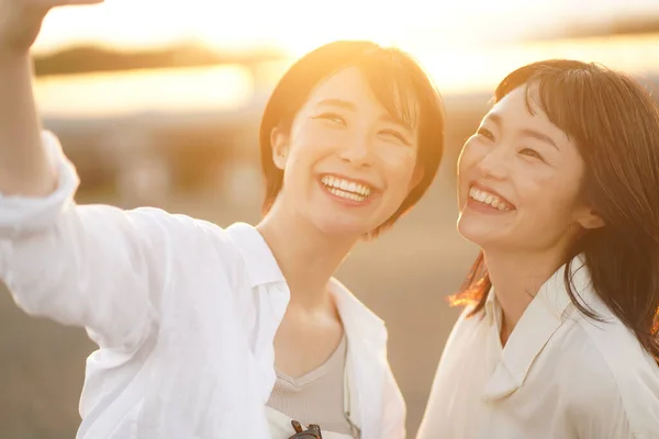 Två Unga Asiatiska Kvinnor Poserar Solnedgången — Stockfoto