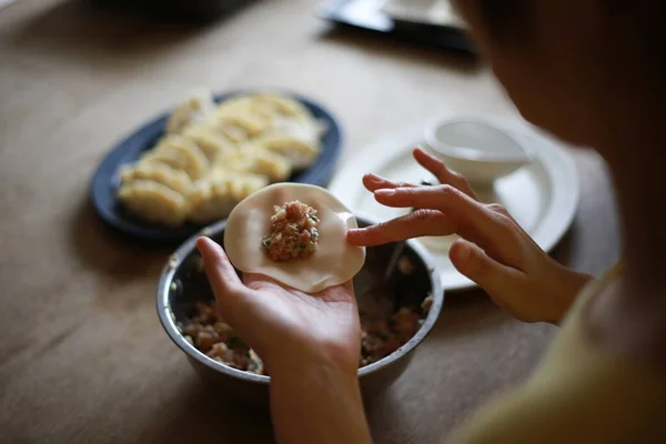 年轻的亚洲女人在厨房做饭 — 图库照片