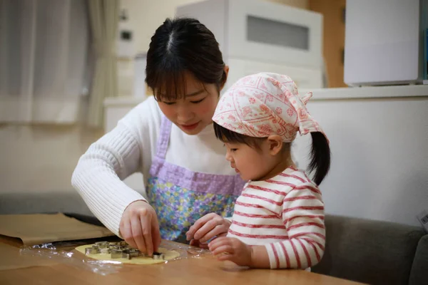 Menina Cozinhar Biscoitos Com Sua Mãe Cozinha — Fotografia de Stock