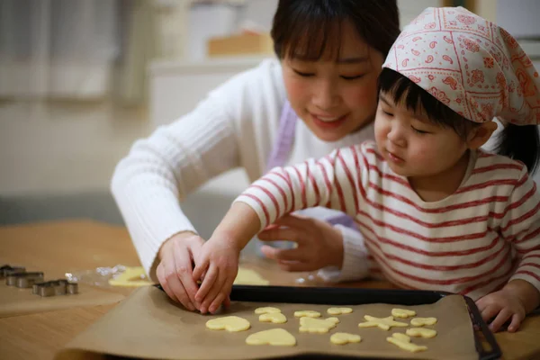 Petite Fille Cuisine Des Biscuits Avec Mère Dans Cuisine — Photo