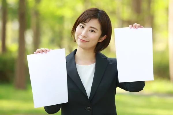 Hermosa Asiático Mujer Negocios Con Tarjetas Parque — Foto de Stock