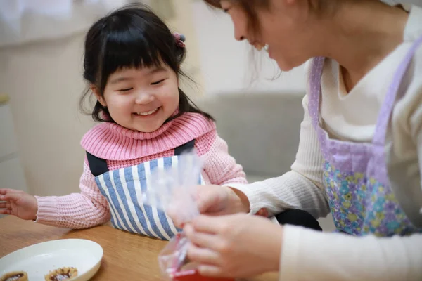 Petite Fille Cuisine Avec Mère Dans Cuisine — Photo