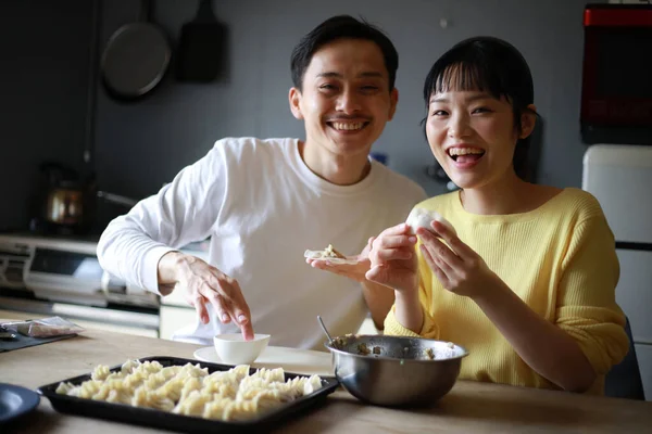 Jeune Couple Cuisinant Dans Cuisine Maison — Photo