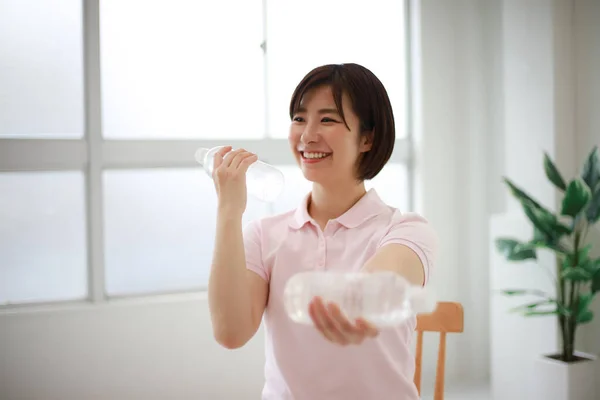 Joven Asiático Mujer Con Agua Botellas Ejercicio — Foto de Stock