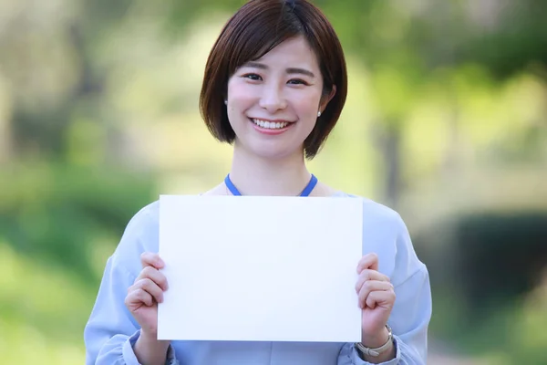 Ung Asiatisk Affärskvinna Med Kort Parken — Stockfoto