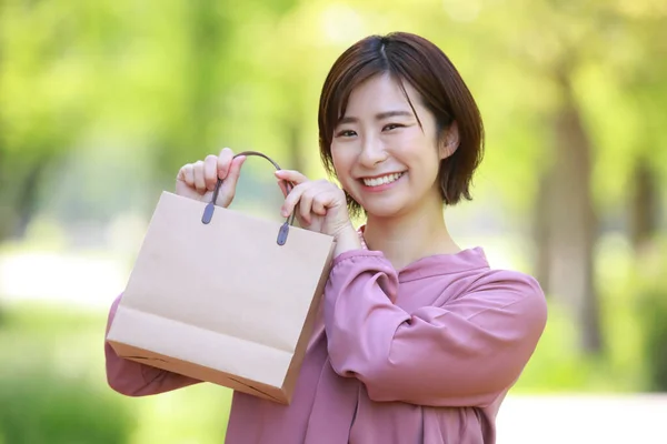 Young Asian Businesswoman Showing Paper Bag Park — Stock Photo, Image