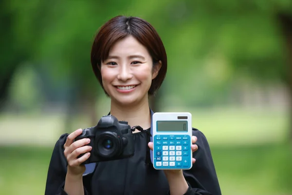 Schöne Junge Asiatische Frau Mit Kamera Und Taschenrechner Park — Stockfoto