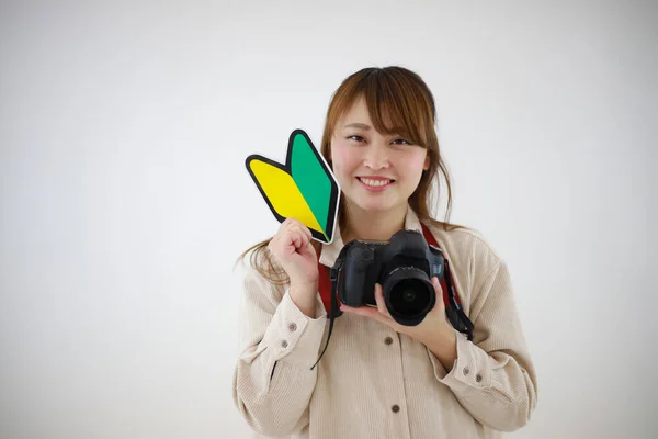 Junge Asiatische Frau Mit Kamera Und Shoshinsha Marke — Stockfoto