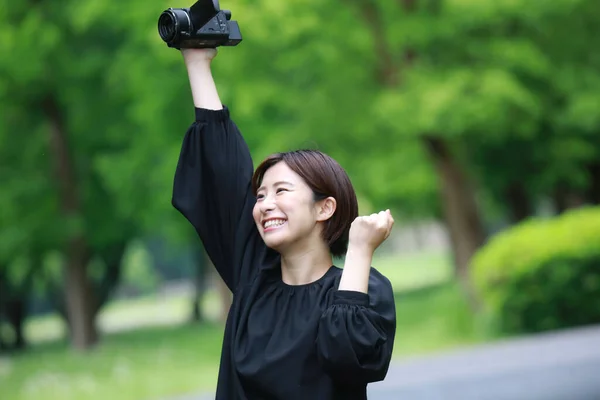 Junge Asiatische Frau Mit Kamera Park — Stockfoto