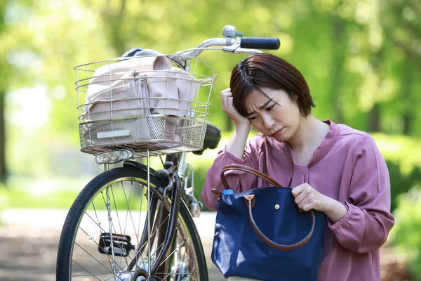 Estressado Jovem Asiático Mulher Com Bicicleta Sacos Parque — Fotografia de Stock