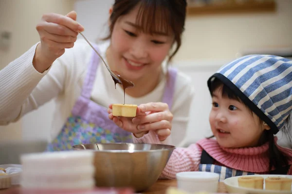 Bambina Che Cucina Con Sua Madre Cucina — Foto Stock